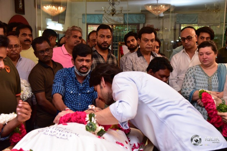 Celebrities-pay-homage-to-superstar-Krishna